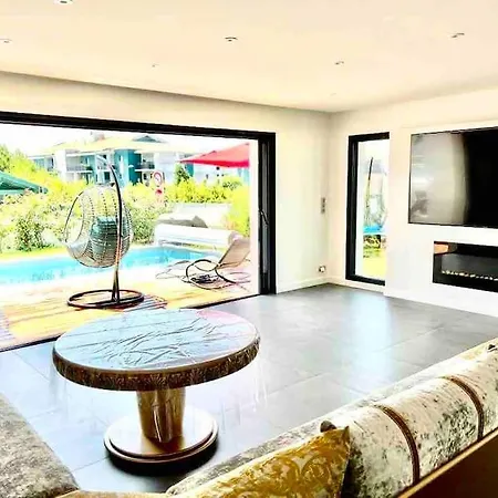 Contemporaine Avec Piscine Villa *