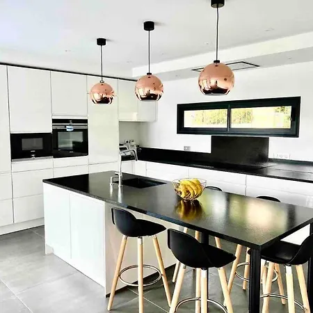 Contemporaine Avec Piscine *